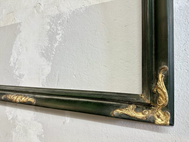 Cornice decorata amano