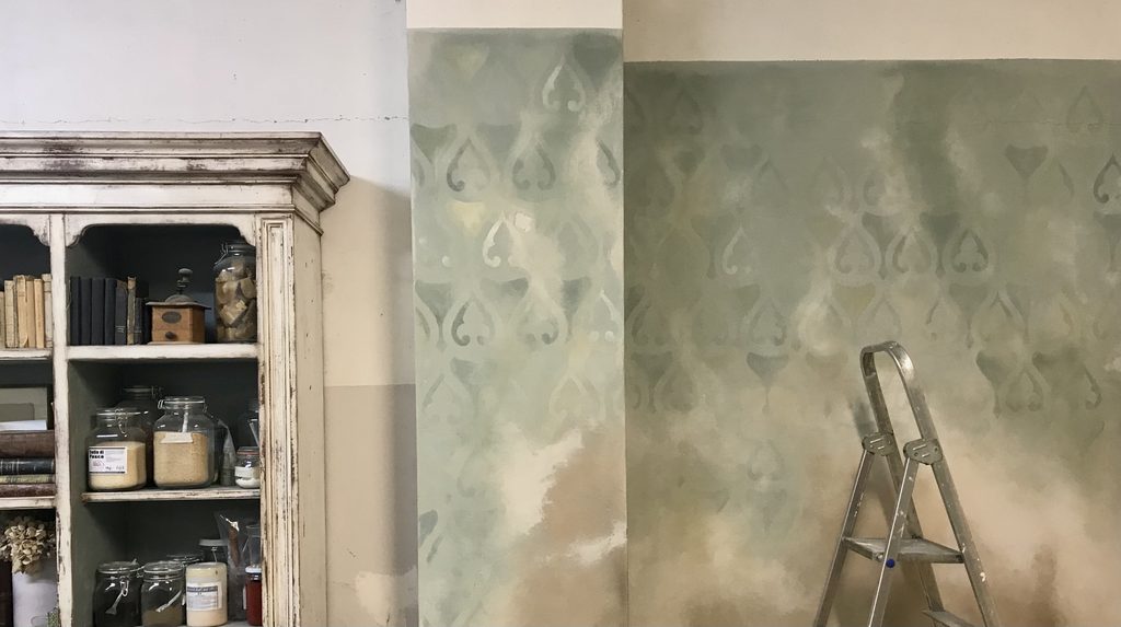 Tappezzeria dipinta su parete, finta scrostatura e delabre'.