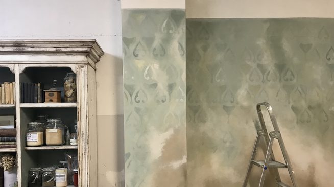 Tappezzeria dipinta su parete con finte scrostature e delabre'